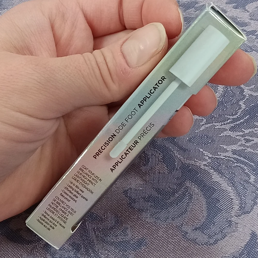 New MAYBELLINE Brilliant Eyes Loquid Shadow